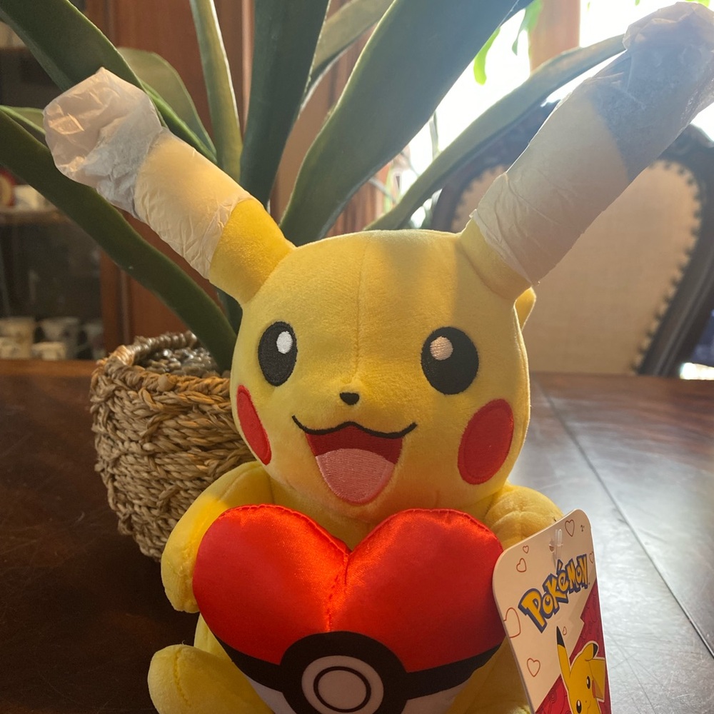 Pokemon Pikachu Yellow Plush with Heart - Picture 7 of 10